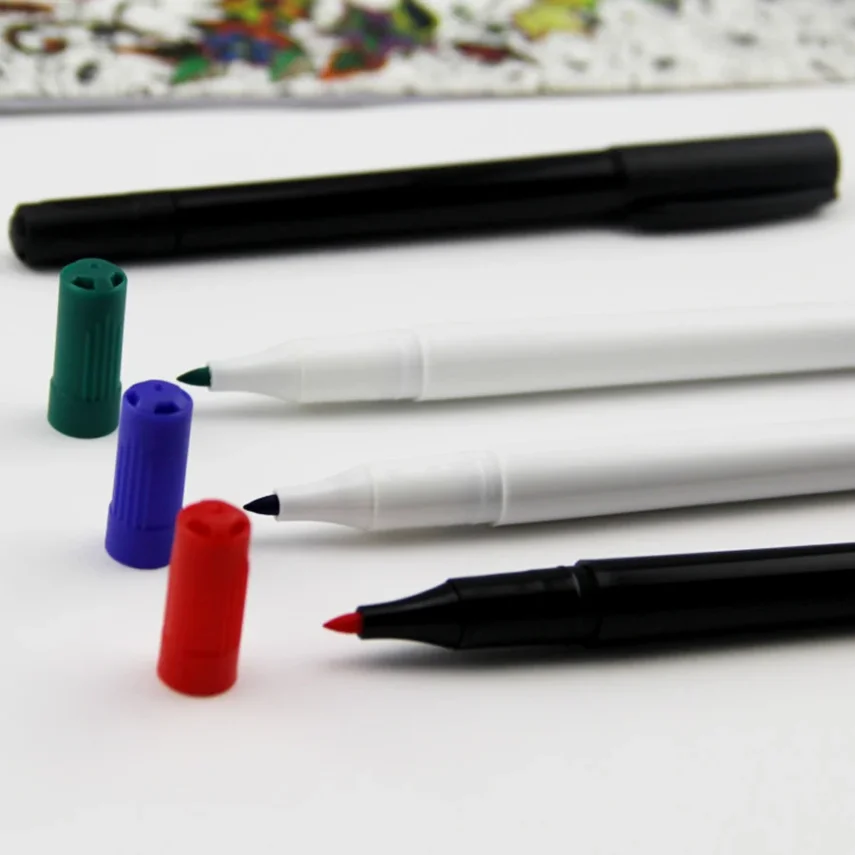 Art supplies marker set with multiple colors for artists