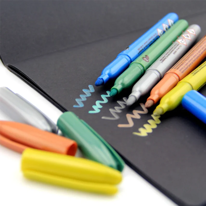 Sketching kit with markers and accessories