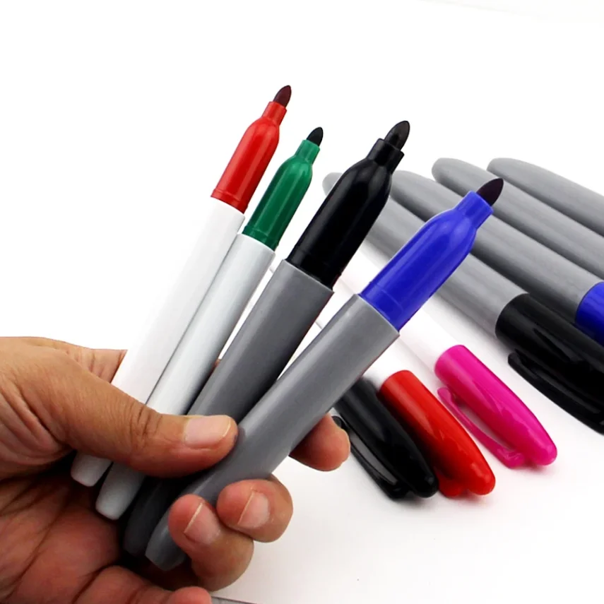 Professional drawing kit with markers and accessories
