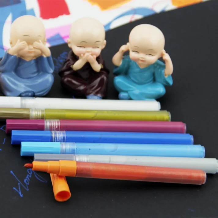 Art supplies including a set of colorful marker pens
