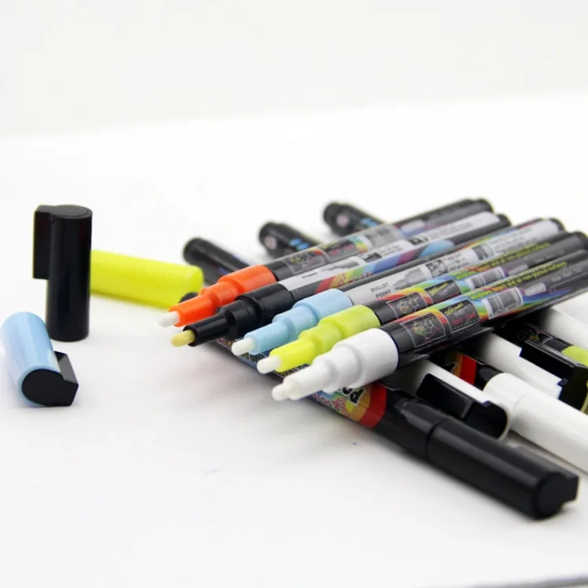 Assorted markers in a pack.