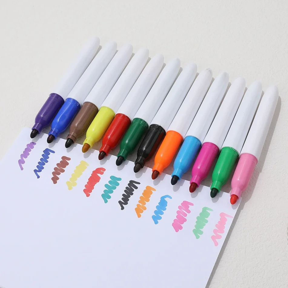 Art supplies including a set of marker pens