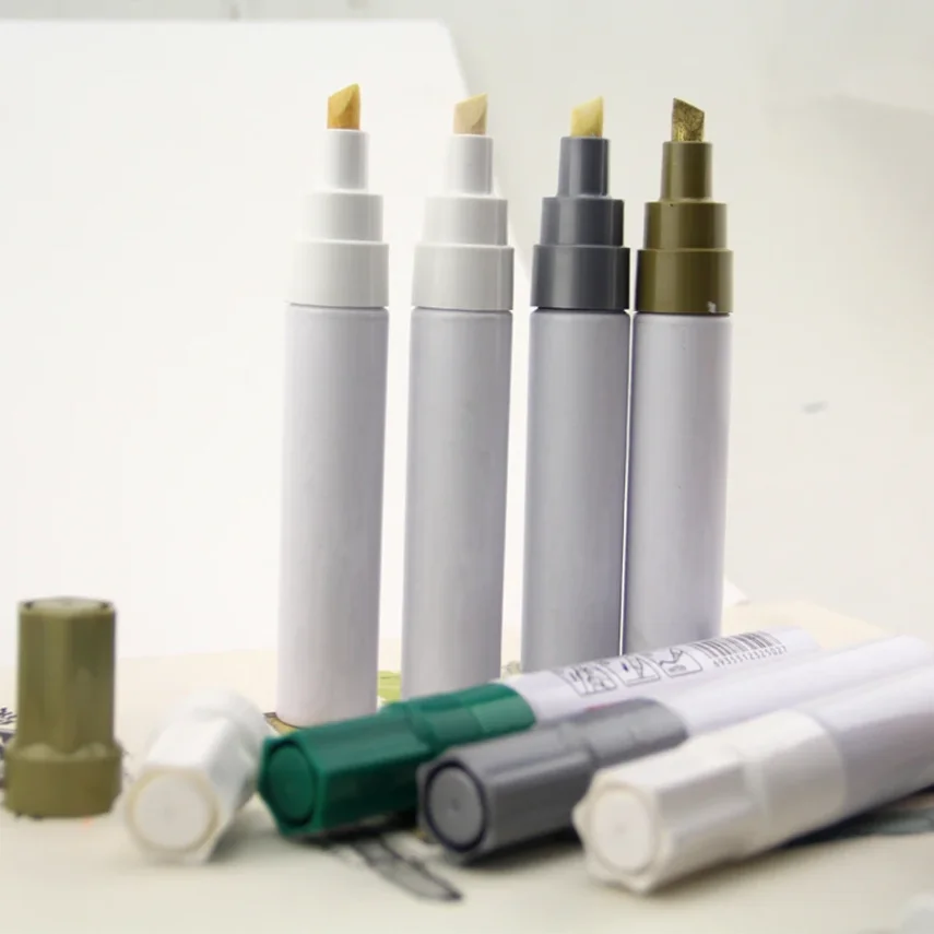 Design marker kit with a variety of tip sizes
