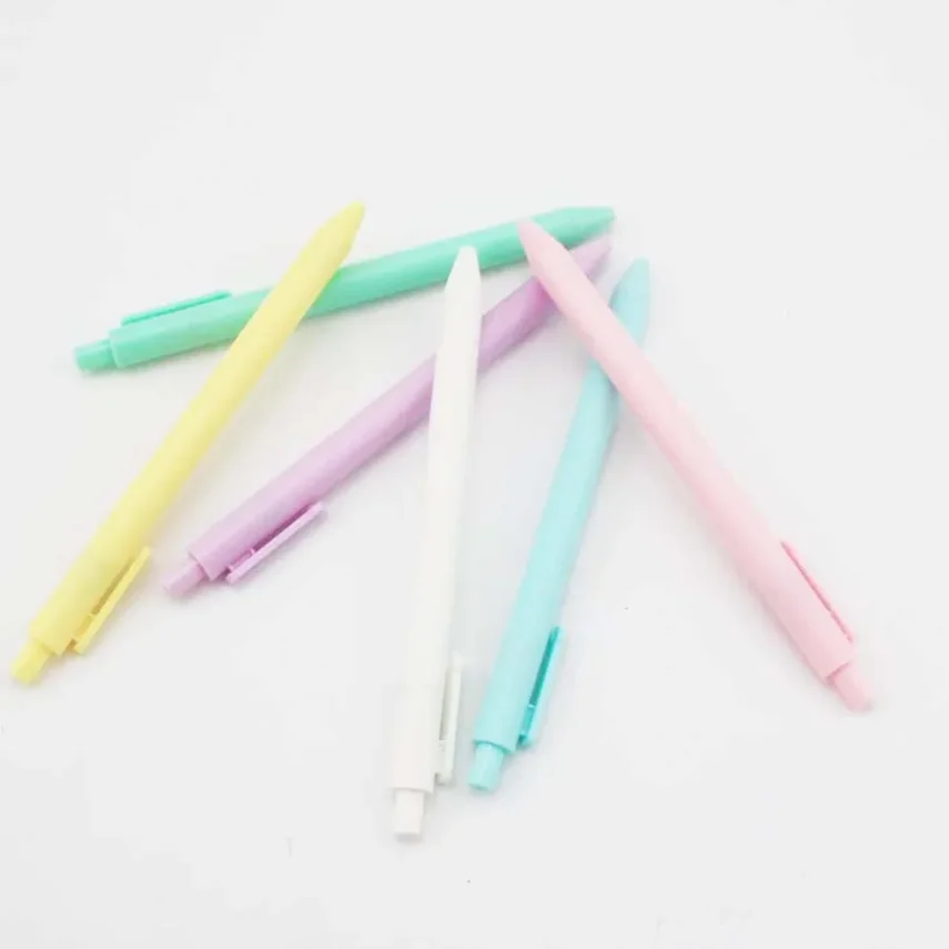 Art supplies marker set with multiple colors for artists