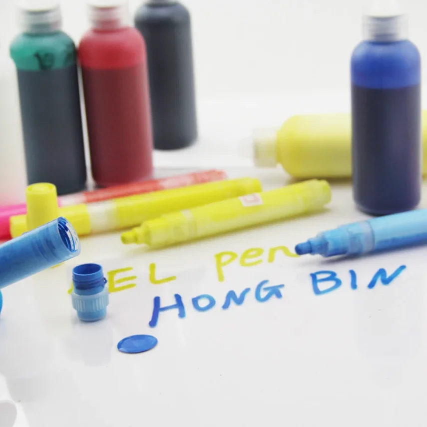 Marker pens with a wide variety of colors for artists
