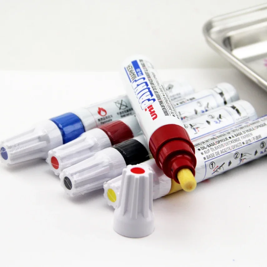 Art supplies including a set of colorful marker pens