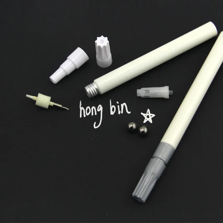 Design marker kit with a range of bold and fine tips.