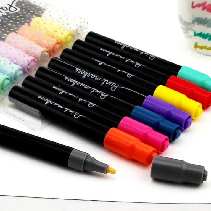 Art supplies marker set with multiple colors for artists