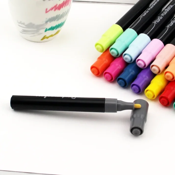 Design marker kit with a variety of tips and colors