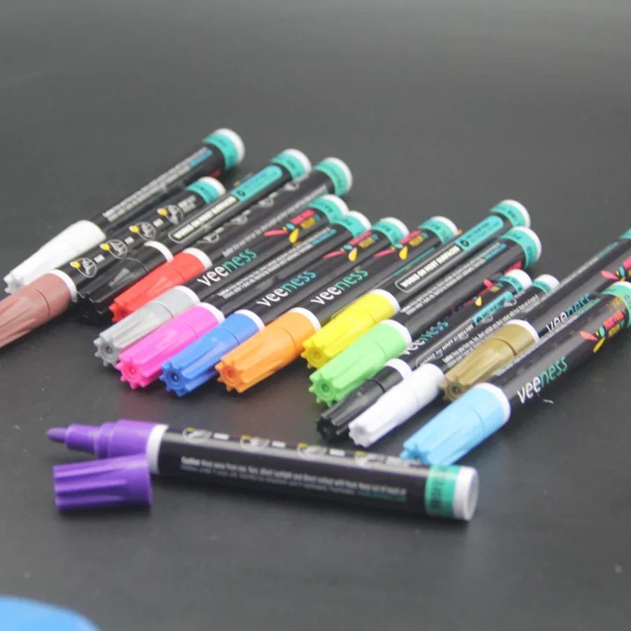 Art supplies marker set with multiple colors for artists