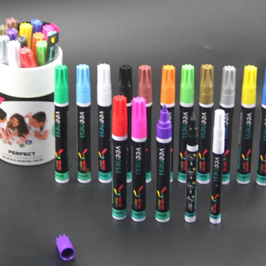 Art marker variety pack with vibrant colors