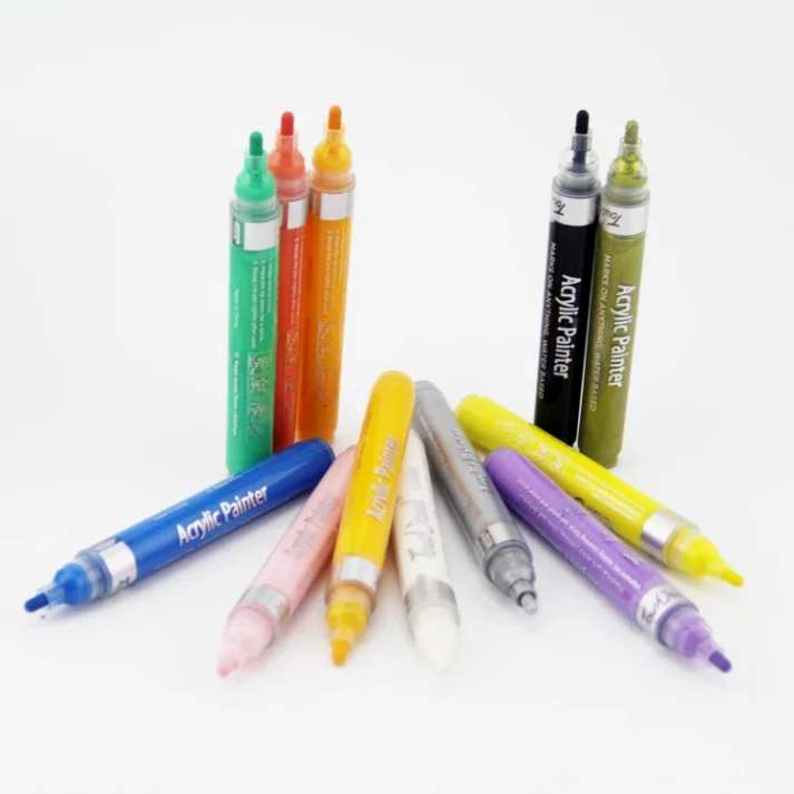 Variety of marker pens for sketching