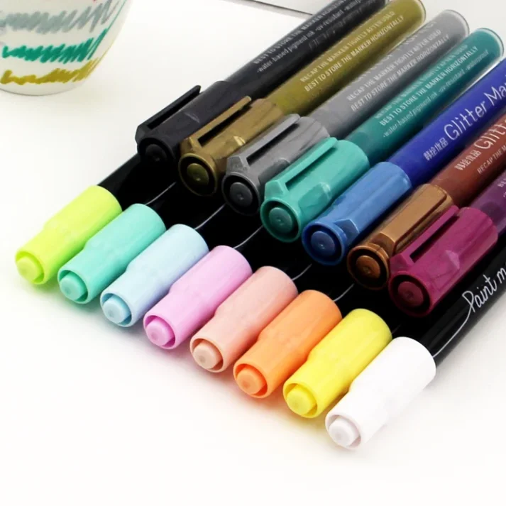 Watercolor marker pens for blending and vibrant effects