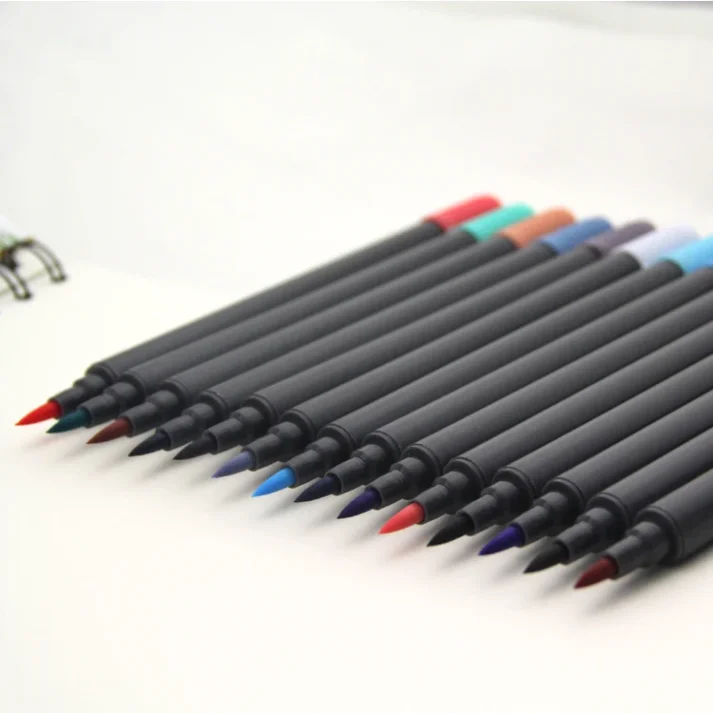 Collection of art markers for professional use