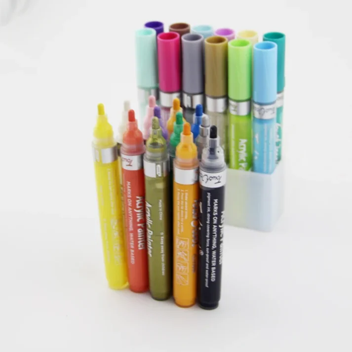 Assorted marker pens for sketching and coloring