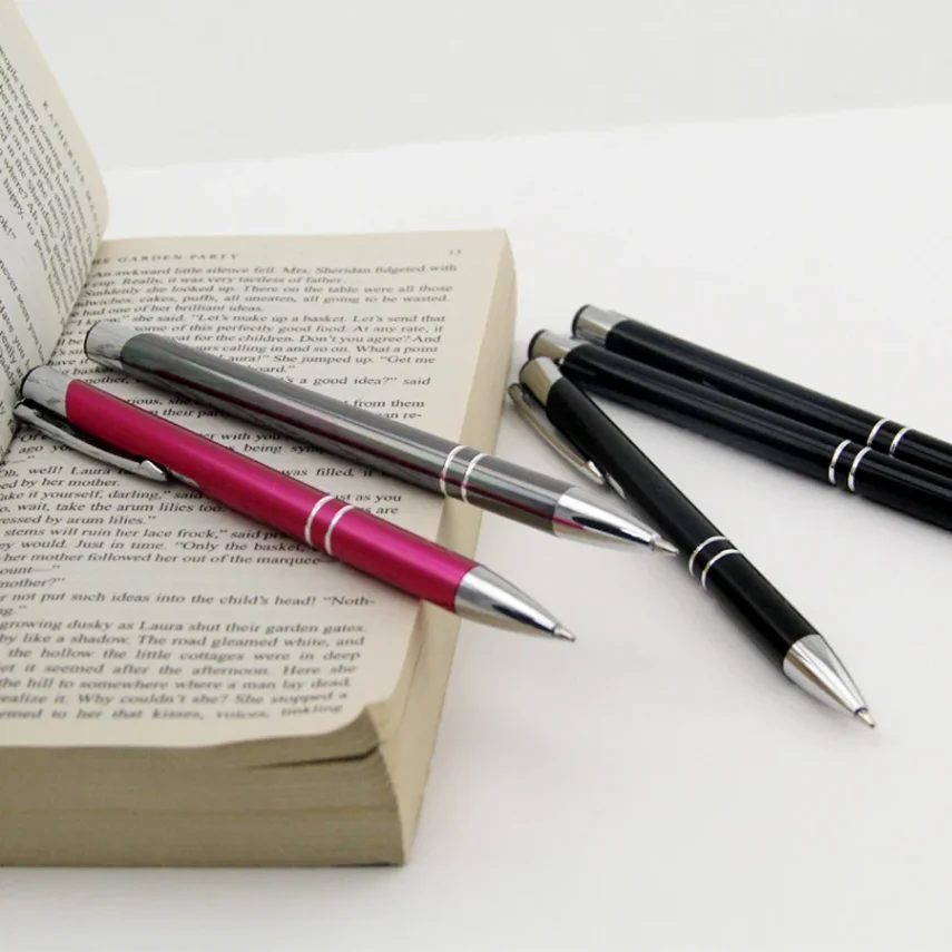 Display of a set of colorful marker pens.