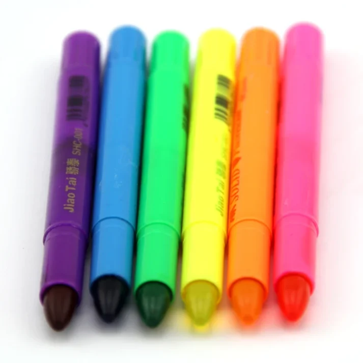 Art marker pens set with various colors and tips