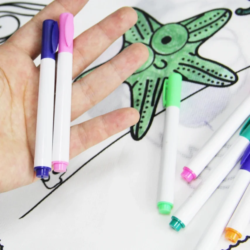 Assortment of 8 marker pens for sketching