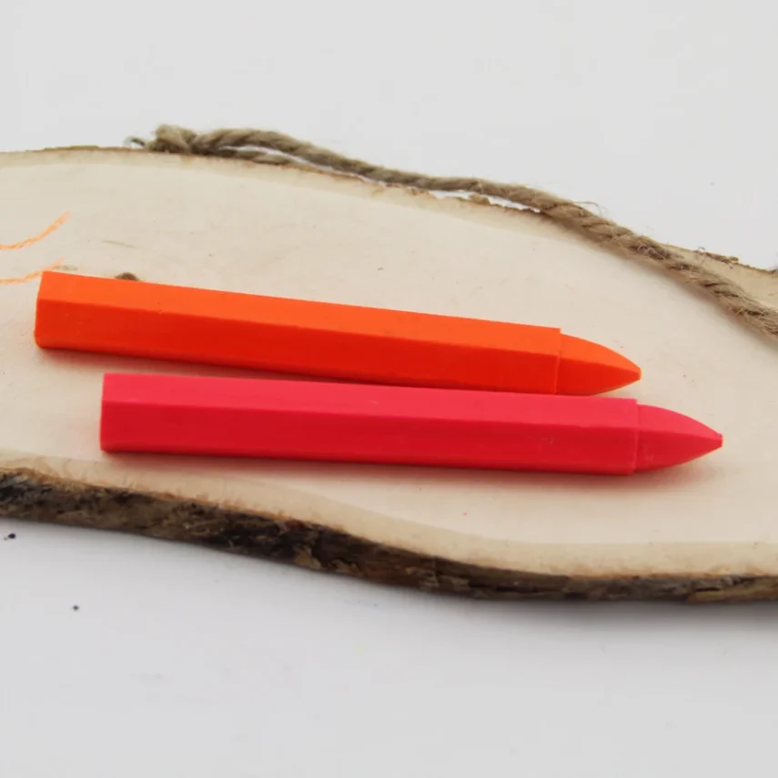 Collection of marker pens in various colors and sizes