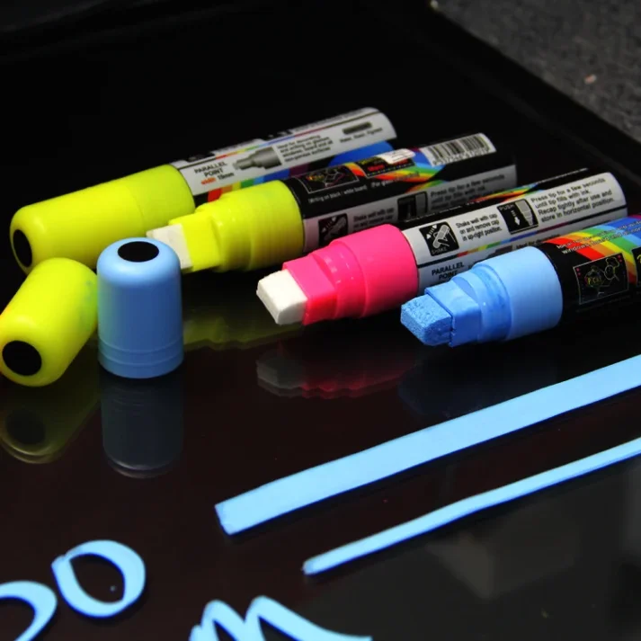 Display of a colorful marker pen set.