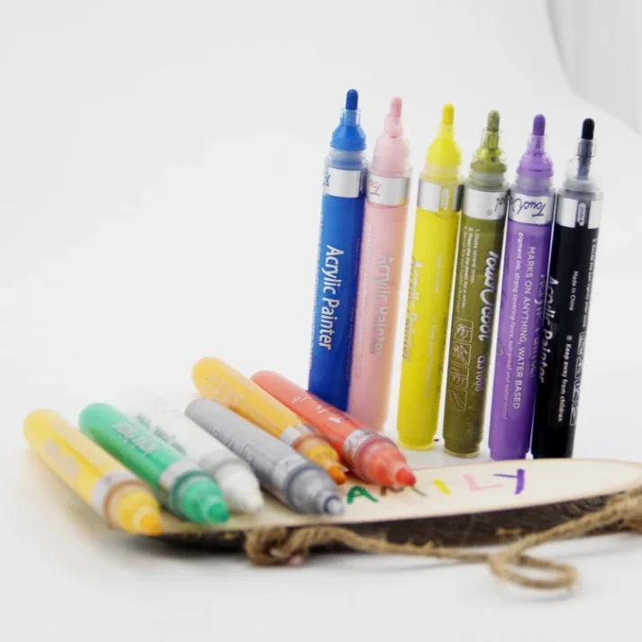 Multiple color variants of marker pens displayed in an organized arrangement.