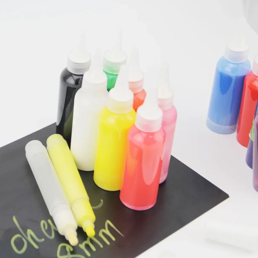 Marker pen set including various colors and accessories
