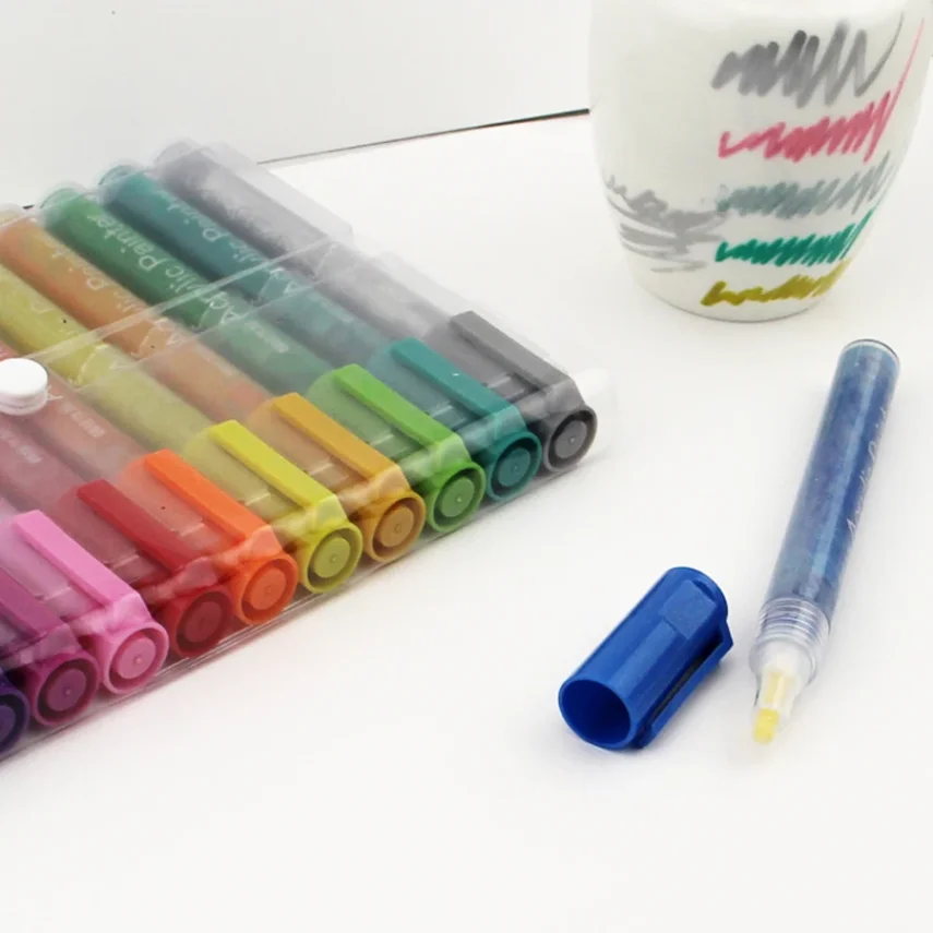 Drawing kit with markers and accessories